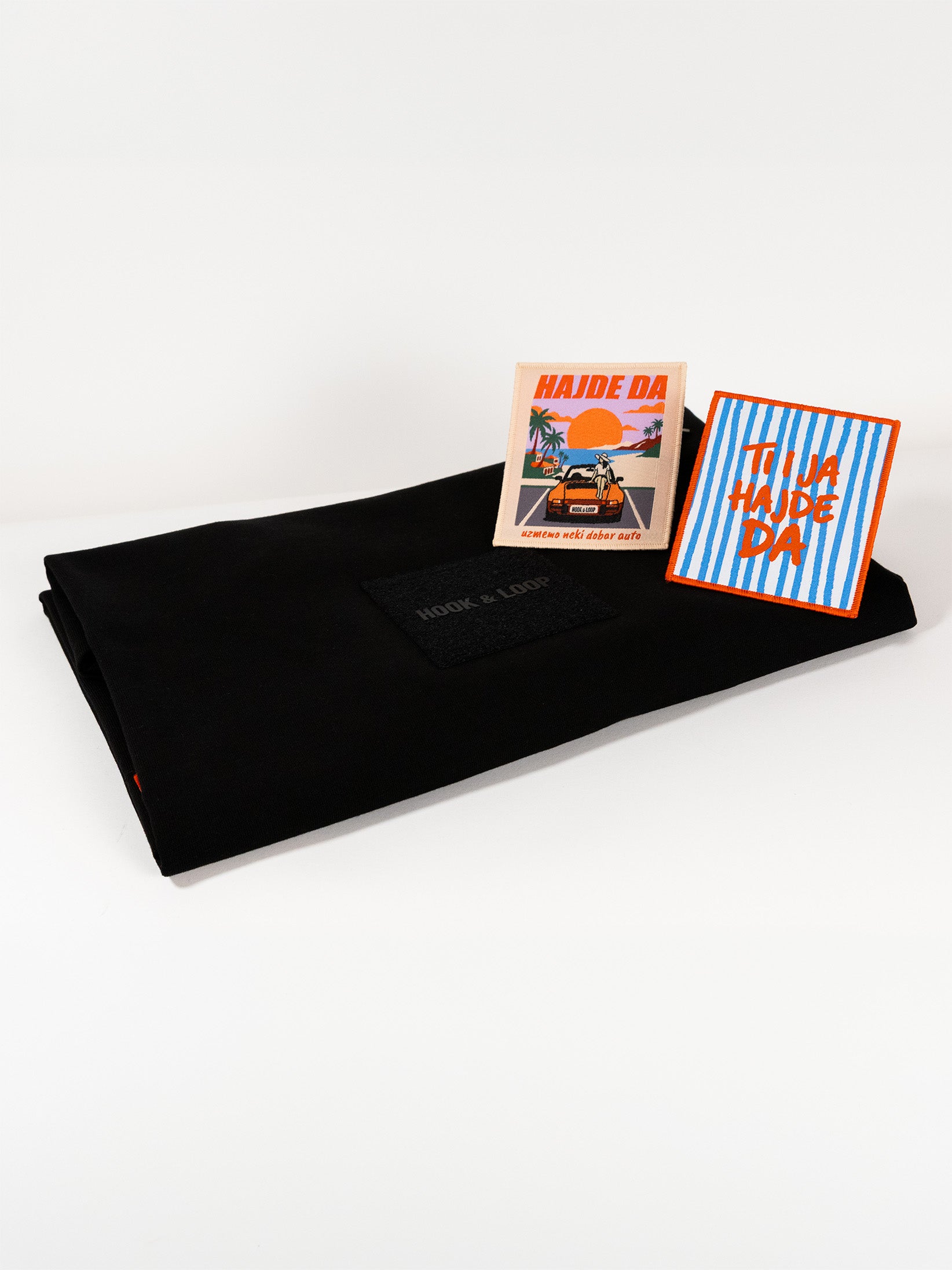 HAJDE DA x Hook & Loop crna majica, bedževi u setu #color_black